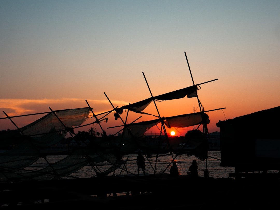 A group of boats sitting on top of a body of water
